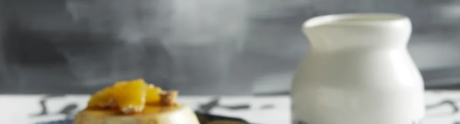 Hazelnoten-panna cotta met sinaasappel en karamelsaus