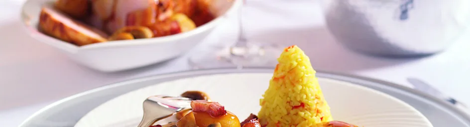 Kalkoenrollade met spekjes, champignons, abrikozen en witte kool