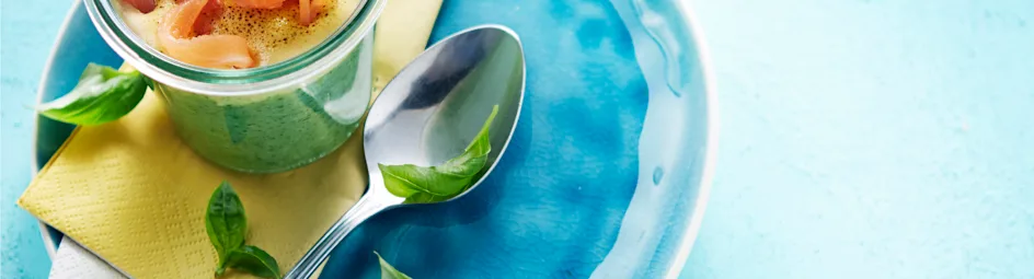 Basilicumsoep met kerrieroom en zalm