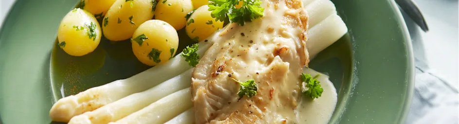 Asperges met gebakken schol en peterseliesaus