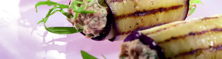 Gegrilde auberginerolletjes met tonijnsalade