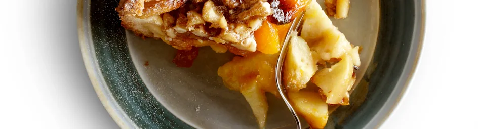 Appel-abrikozentaart met notentopping