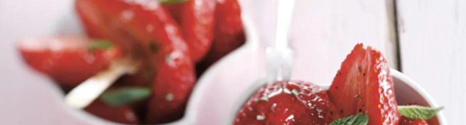 Aardbeien met honing-rozemarijnsiroop