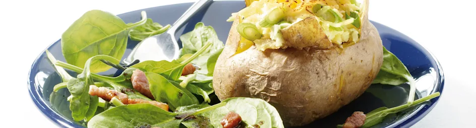 Aardappelen in de schil geroosterd met een sausje