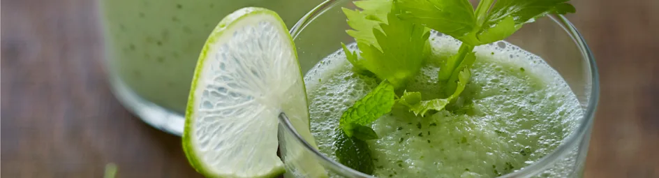 Komkommer-selderijsmoothie met munt