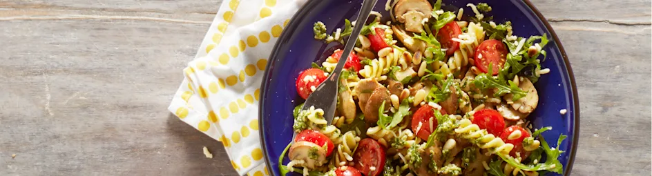 Pastasalade met kip en paddenstoelen