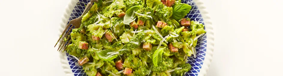 Farfalle met spinaziepesto en ham