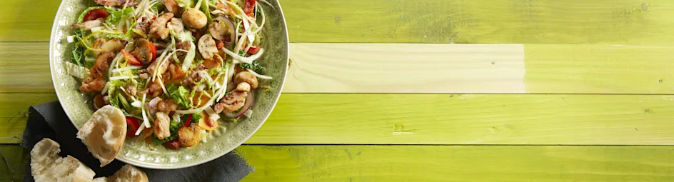 Warme salade met kool en kip