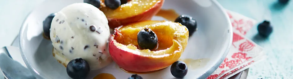 Geroosterde perzik met stracciatella-ijs en blauwe bessen