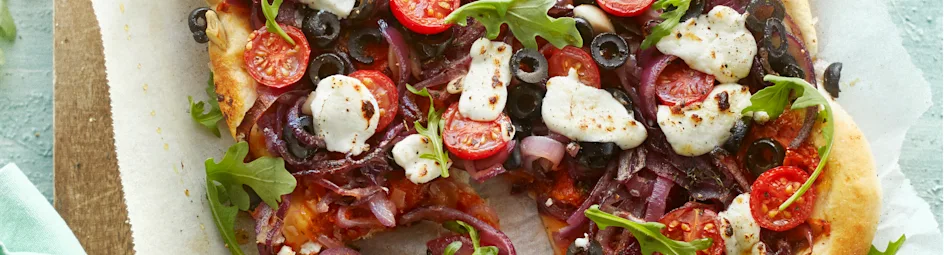 Plaattaart met geitenkaas en tomaat