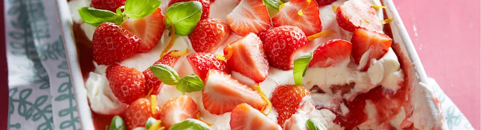 Tiramisu met sinaasappel en aardbei en basilicum