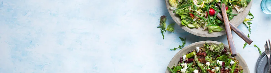 Groene salade met avocado, kip en sinaasappel- sesamdressing