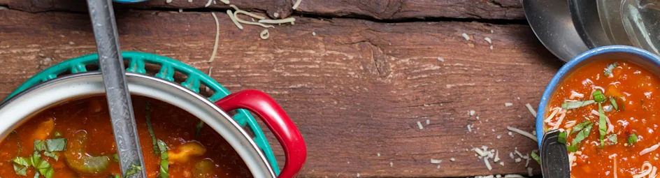 Tomatensoep met bleekselderij en tortellini