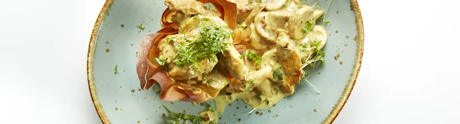 Filopasteitjes met kalkoenreepjes en paddenstoelen