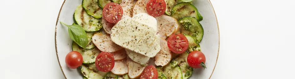 Carpaccio van courgette, kip en mozzarella