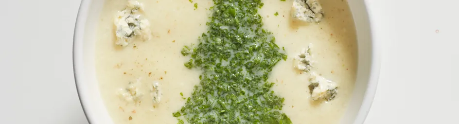 Soep van geroosterde bloemkool met blauwe kaas