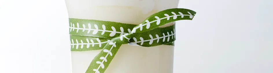 Witte chocolademelk met anijs en marshmallows