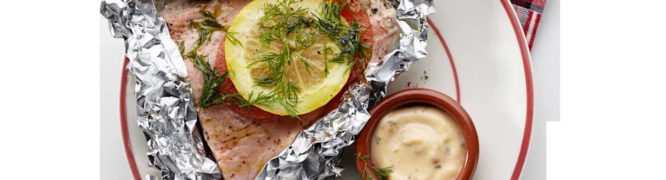 Zalmforelpakketje met tomaat en dille