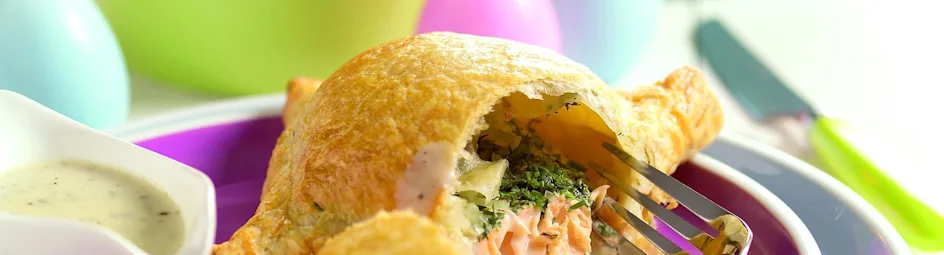 Zalm in bladerdeeg met roquefortsaus