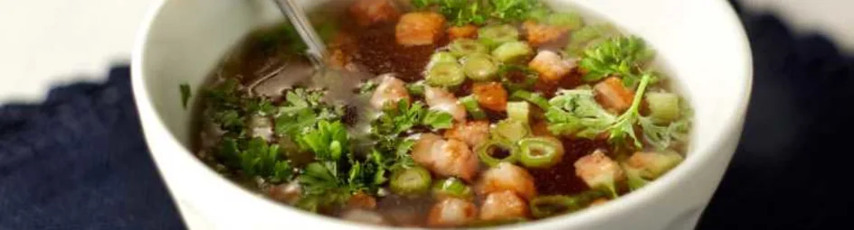 Wildbouillon met bosui en spekjes