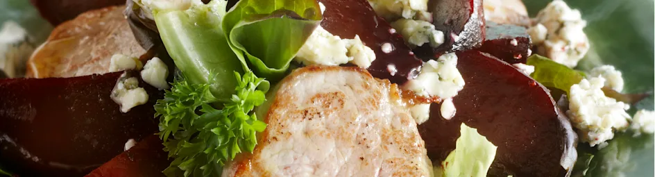 Warme salade van varkenshaas, bietjes en blauwe kaas