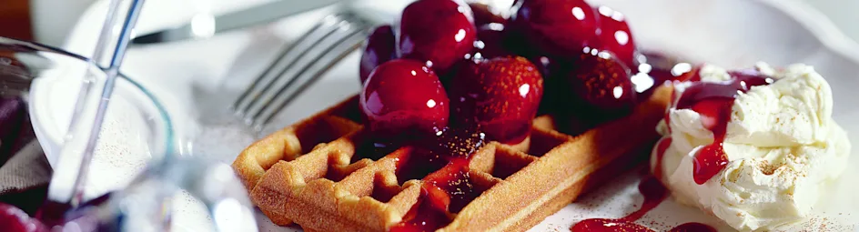 Wafels met kersen en mascarponeroom