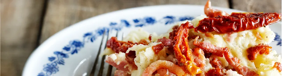 Venkelstamppot met spekjes en tomaat