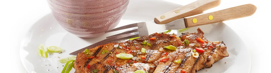 Gemarineerde karbonades met tomaten-sperziebonensalade