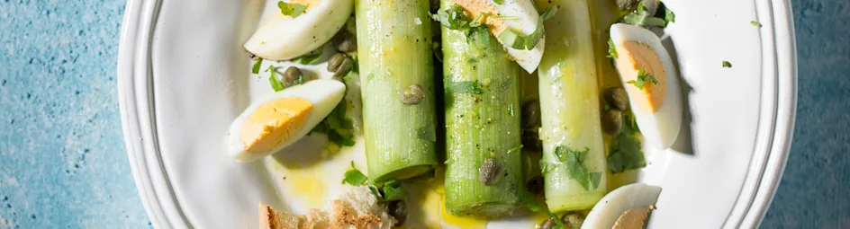 Gestoomde prei met mosterdvinaigrette en ei