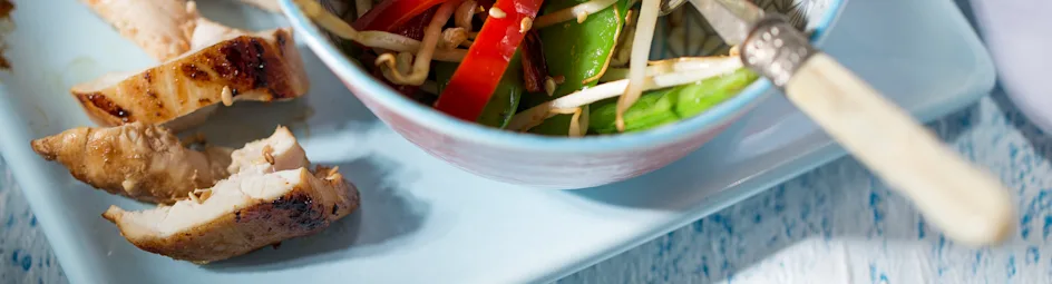 Peultjes uit de wok met sesamdressing