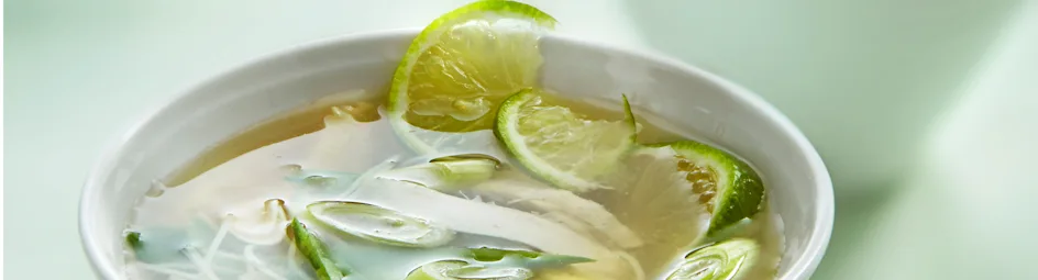 Oosterse kippensoep met limoen en mihoen