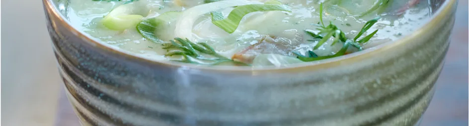 Komkommer-dillesoep met forel