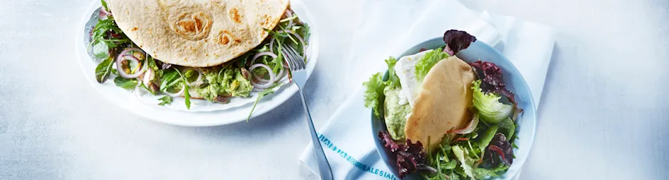 Pita met slablaadjes, feta en waterkershummus