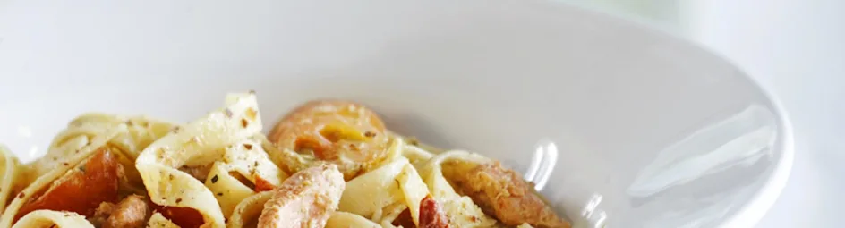 Tagliatelle met zalm, tomaat en basilicum-roomsaus