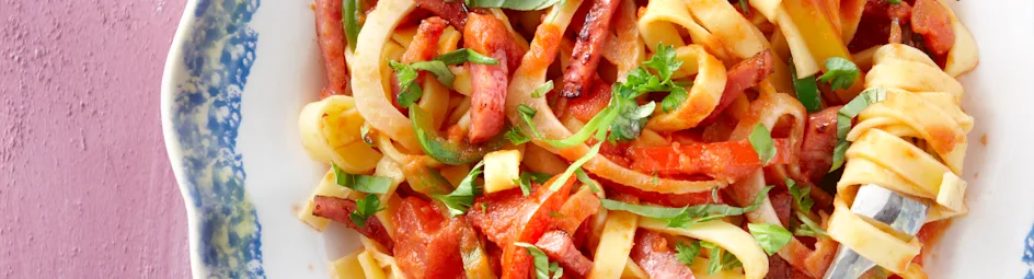 Tagliatelle met paprika, venkel en salami