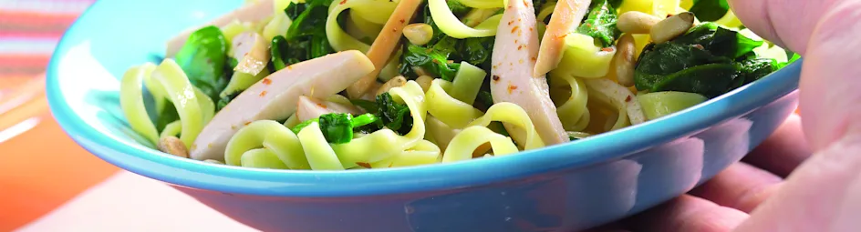 Tagliatelle met gerookte kipfilet en spinazie