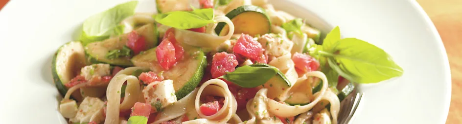 Tagliatelle met courgette, tomaat en mozzarella