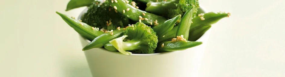 Sugarsnaps en broccoli met zeezout en sesam