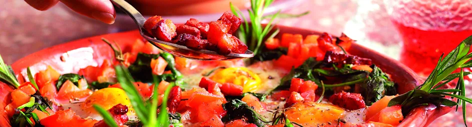 Spinazie met tomaat, spekjes en ei