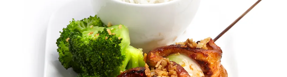 Spekspiesjes met rijst en broccoli