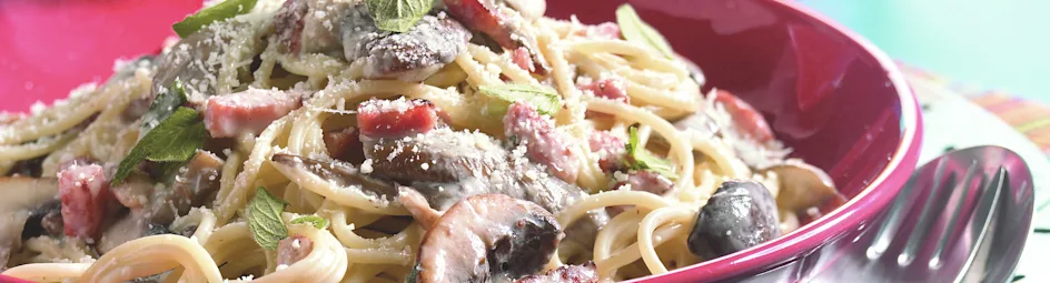 Spaghetti met spekjes en paddenstoelen in roomsaus