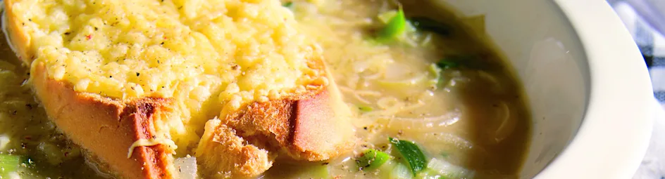 Snelle ui-preisoep met kaas