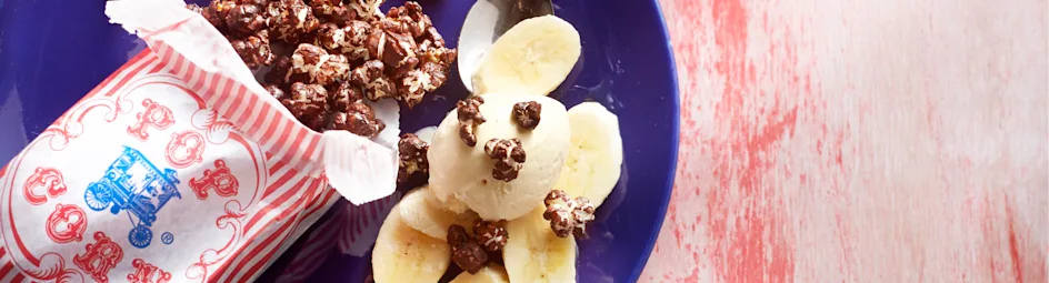 Chocoladepopcorn met ijs en banaan