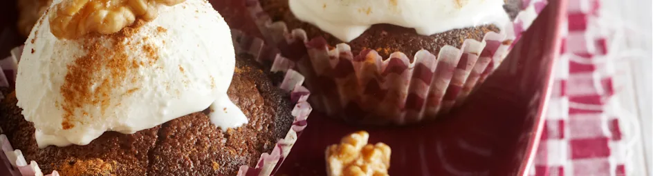 Chocoladecupcake met nootjes en roomijs