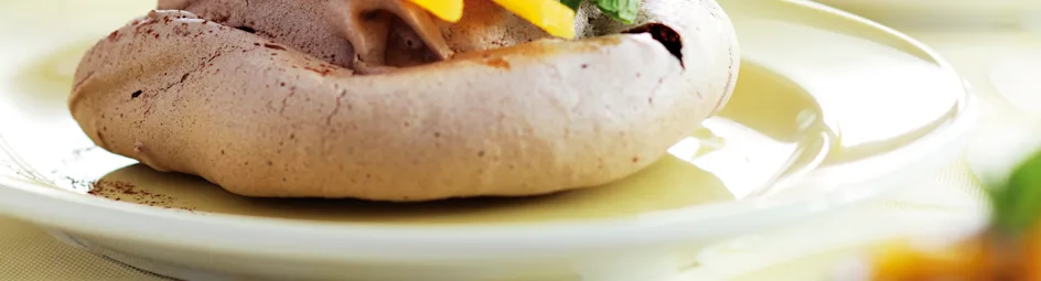 Chocolade-notenmerengue met mango en advocaat