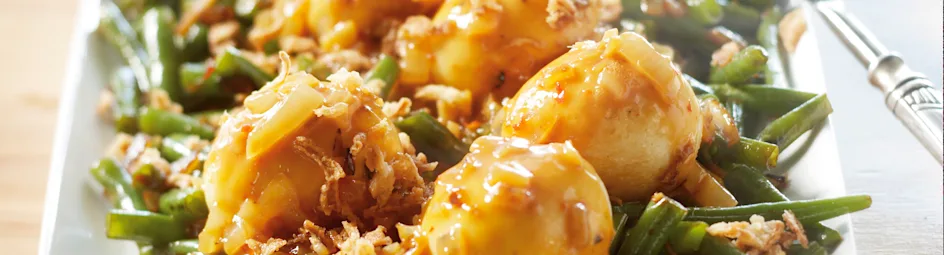 Sambal goreng telor met toemis boontjes