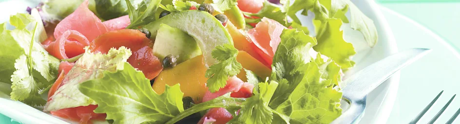 Salade van mango, avocado en zalm
