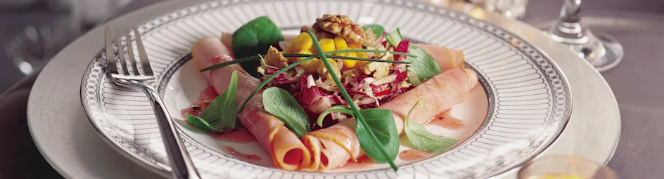 Salade van beenham met frambozen-notendressing