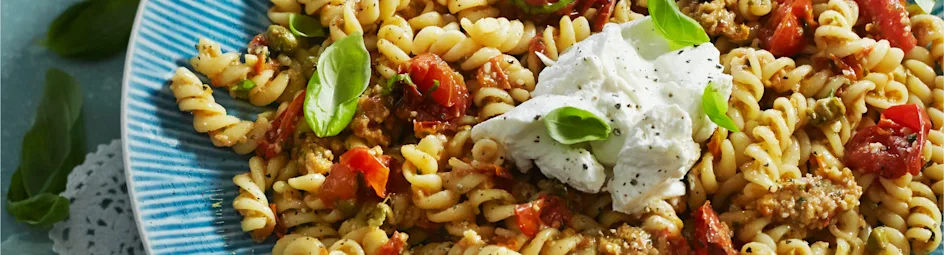 Fusilli met geroosterde tomaat-amandelpesto