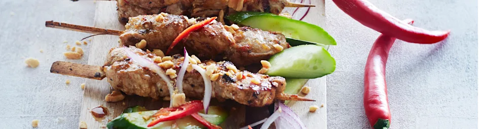 Varkenshaasspiesjes met rode peper en pinda's